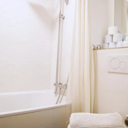 Modern & Sunny 1br With Swimming Pool 아파트