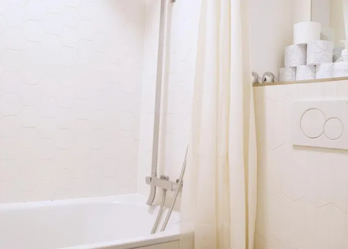 Modern & Sunny 1br With Swimming Pool Apartment