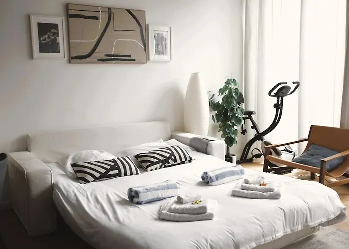 Modern & Sunny 1br With Swimming Pool